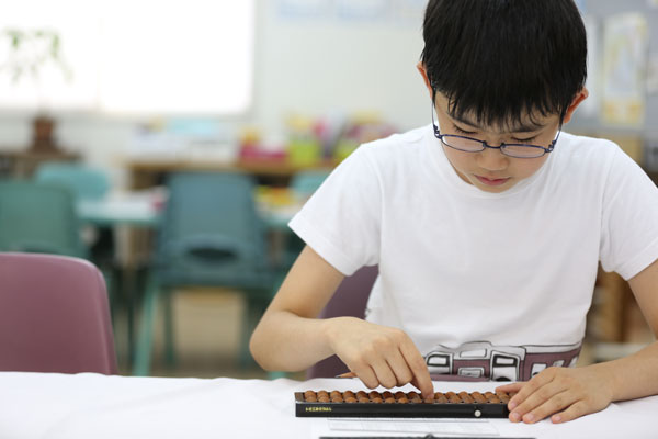 集中して勉強する7歳の男の子